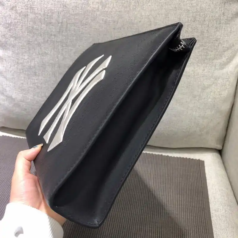 G*u*i bags 1917m0076