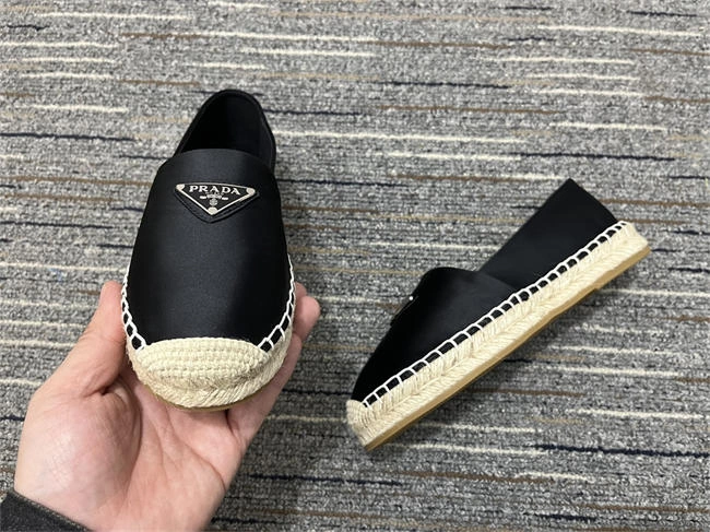 Durable Prada Leather Sneaker 3315